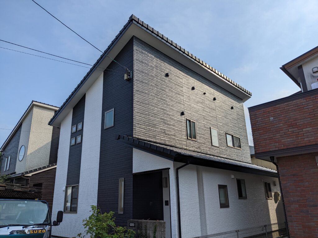 窯業系サイディング人気のツートン色で外壁塗装　長崎市田中町Y様邸