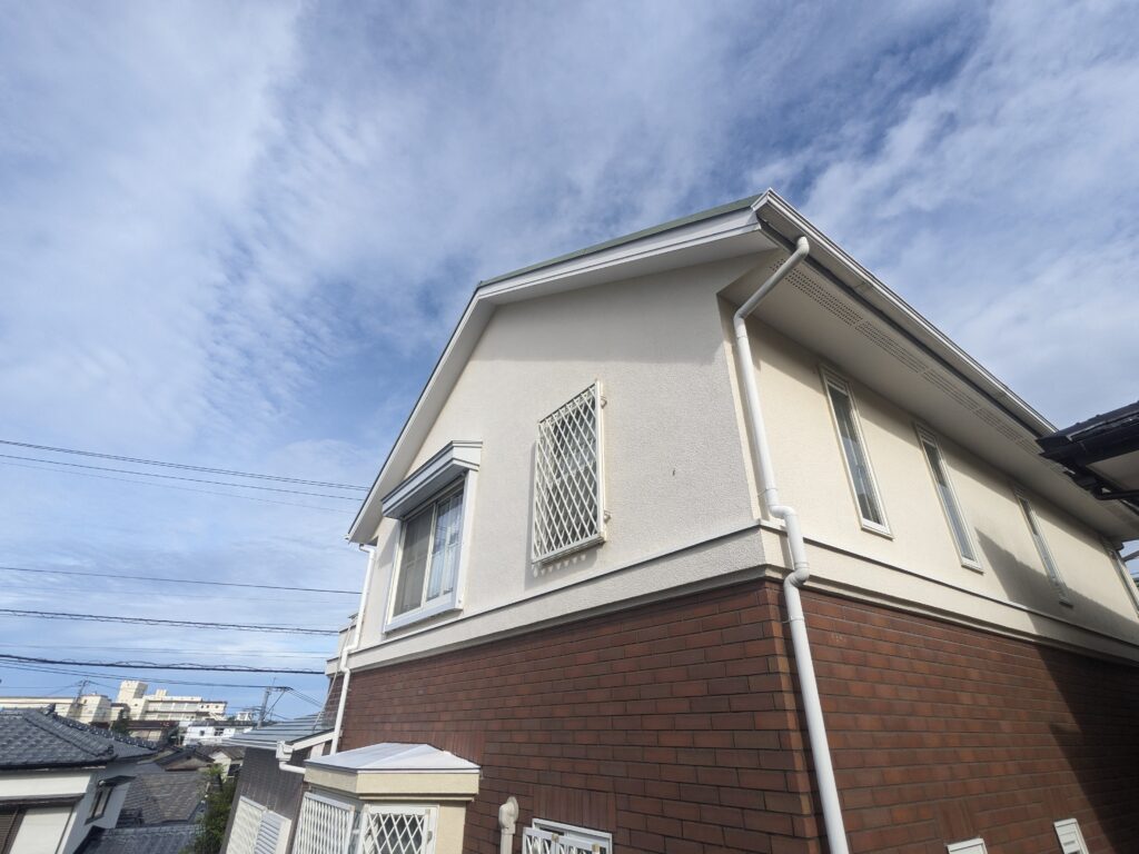 雰囲気も一新！クリームイエロー×チョコレートブラウンで外壁塗装　長崎市