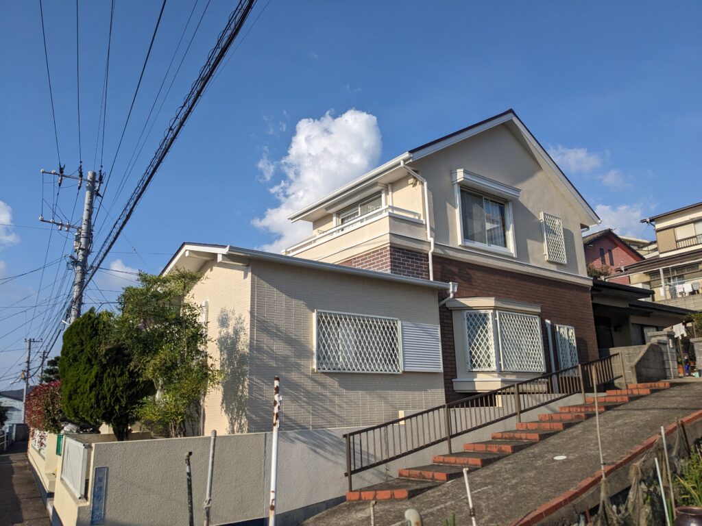 雰囲気も一新！クリームイエロー×チョコレートブラウンで外壁塗装　長崎市