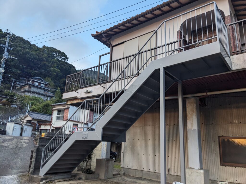 鉄骨階段の錆　塗装で錆から守る！！！見違える仕上がり　長崎市