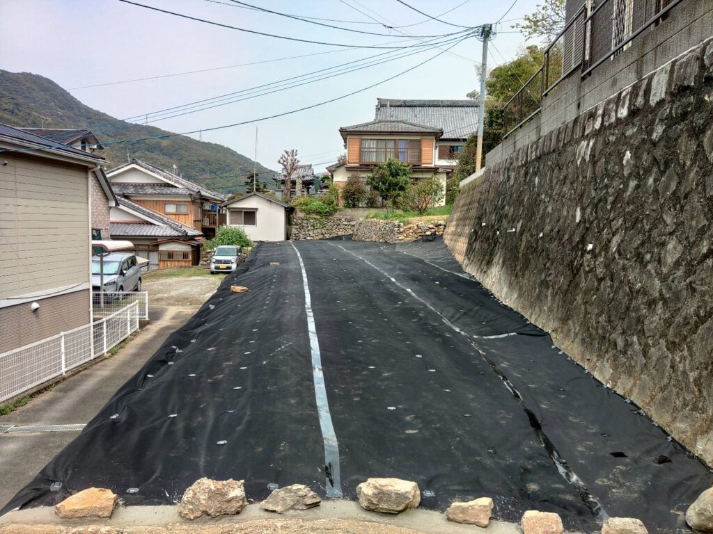 草むしりのストレスから解放されませんか？　「もう草むしりに悩まない！防草シート施工」　長崎市