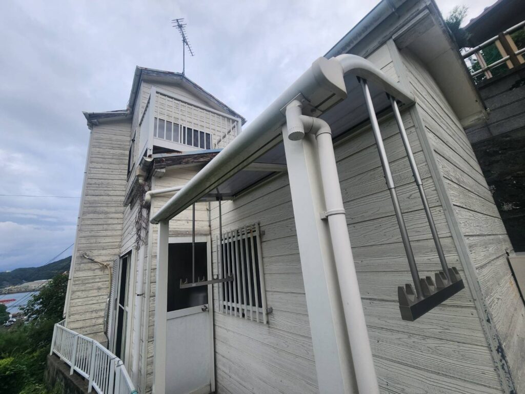 三協アルミ雨除けテラス設置【長崎市施工事例】テラス工事はプロに相談|スタイリッシュなデザイン