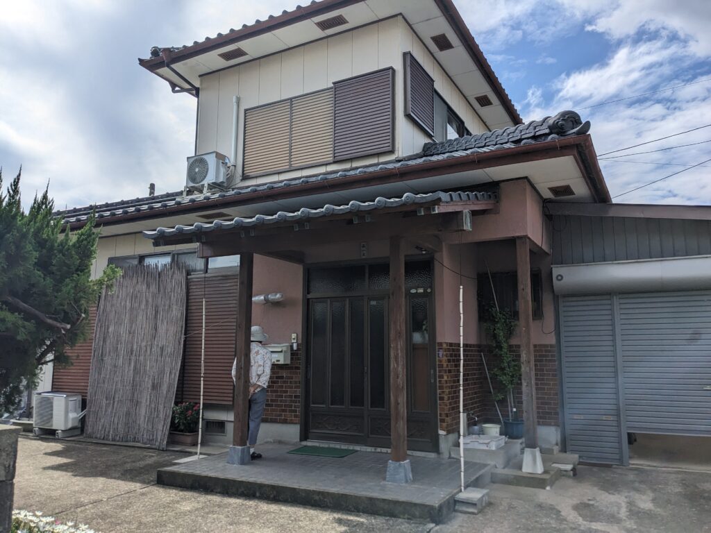 長崎【塗り替え】塗装は下地が命！ 古い塗膜やヒビをしっかり補修してから塗ることで、仕上がりも耐久性も大きく変わります