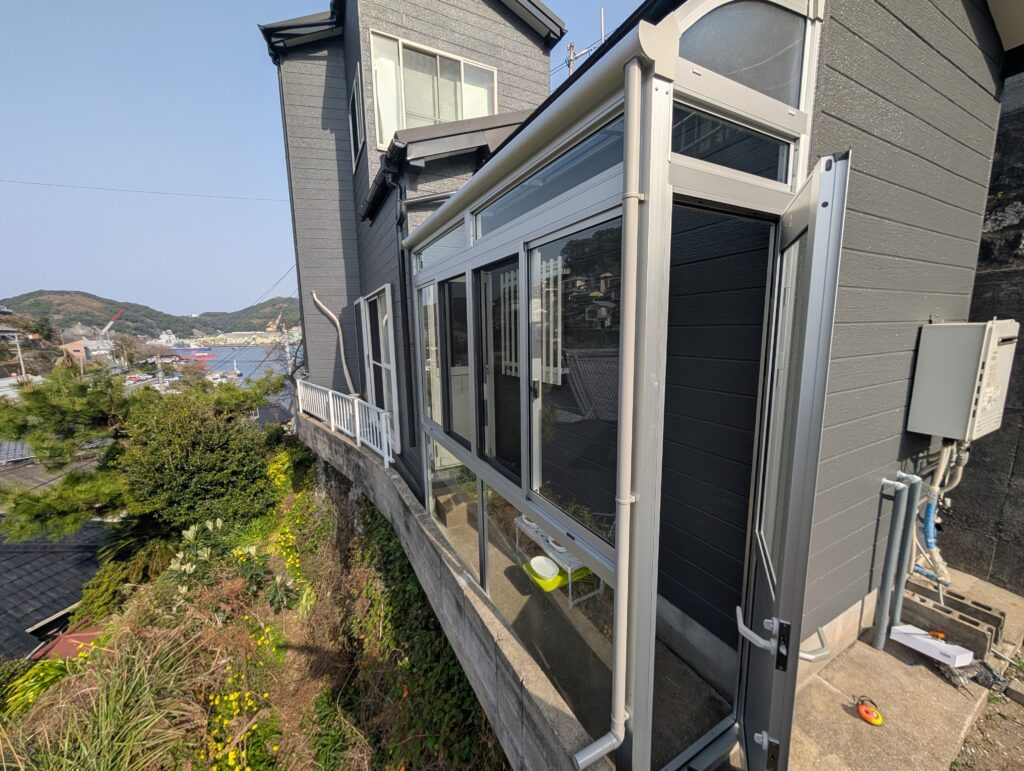 三協アルミ雨除けテラス設置【長崎市施工事例】テラス工事はプロに相談｜スタイリッシュなデザイン