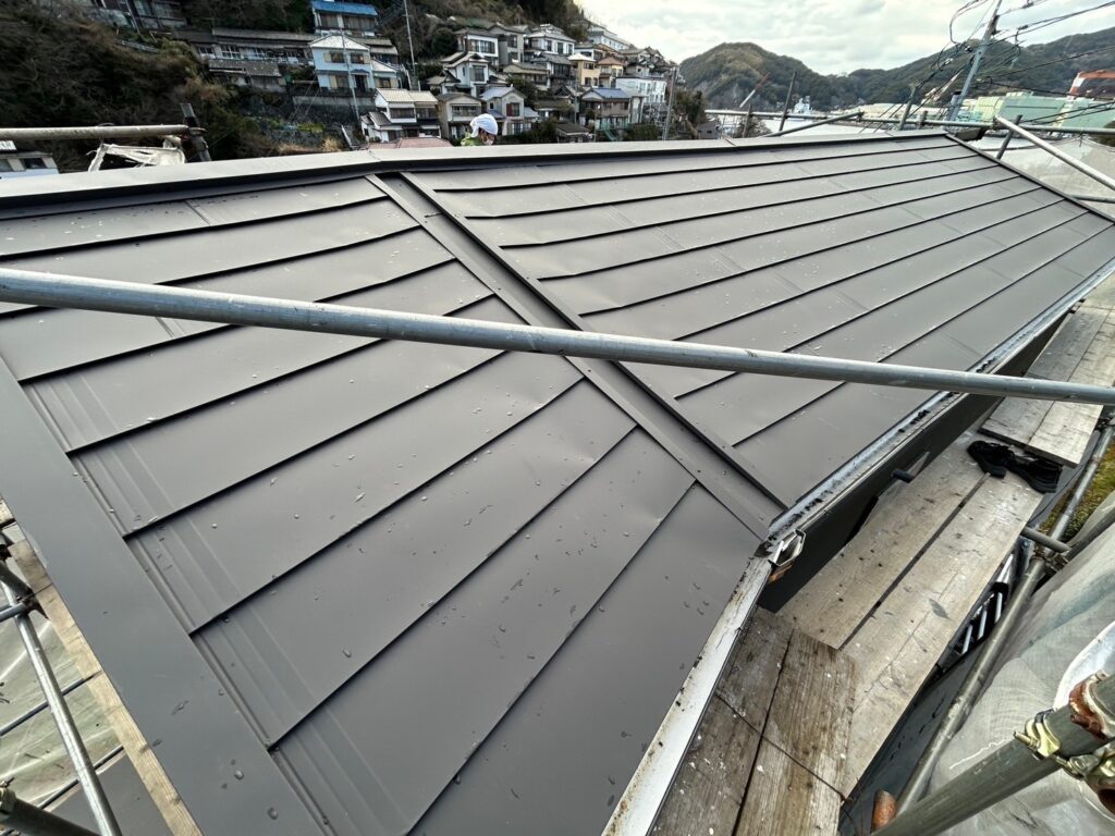 長崎市 屋根カバー工法｜ガルバリウム鋼板で遮熱・断熱、省エネと塩害対策も万全